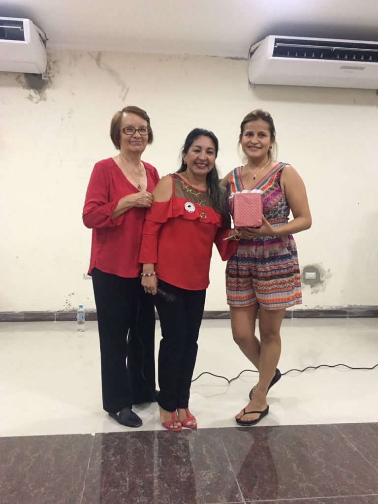 Dora Guerrero y Astrid Rodríguez, del Comité de Damas de Quarzo, entregando el premio a Carolina Barzallo, ganadora del concurso de El baile de la silla.