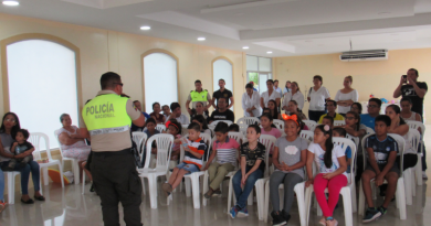 ljPaquito1 390x205 - Paquito policía visita a niños de La Joya