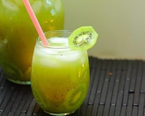 kiwi pepino 300x239 - Reemplaza la cola con estas deliciosas bebidas
